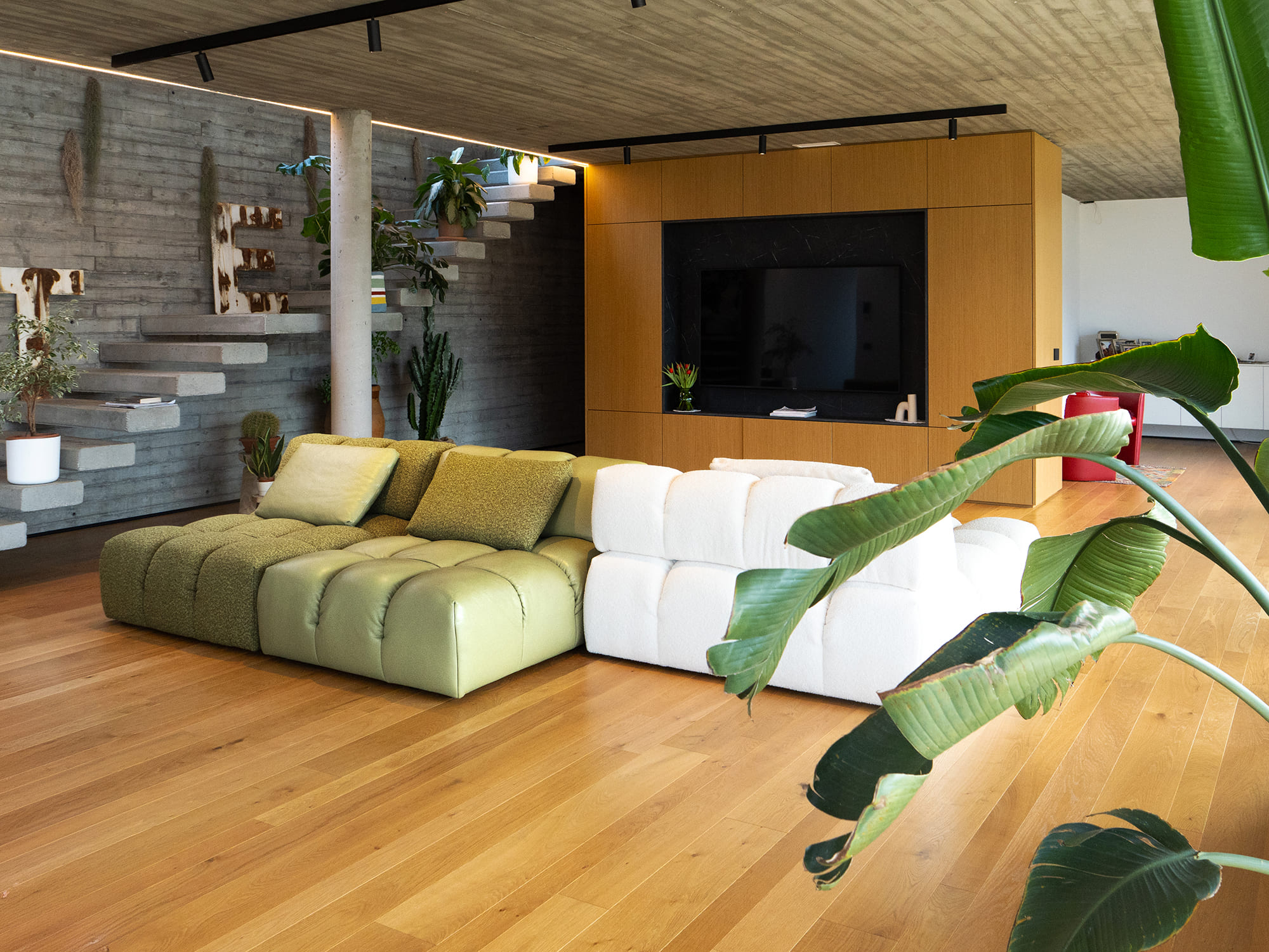 Dondi Salotti con Spazi Belli a Bolzano, tra cemento e natura: quando il contrasto diventa eleganza